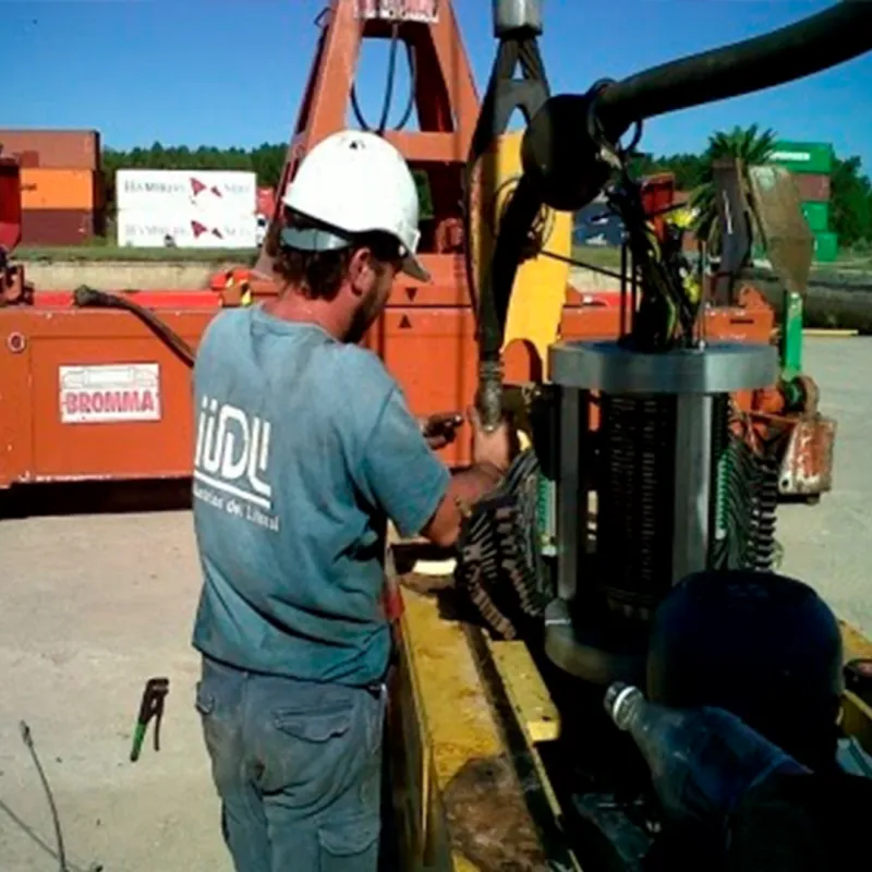 Inspección y reemplazo de carbones en gancho Smag de grúa Liebherr LHM 320